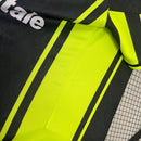 Detalhe da camisa Borussia Dortmund Away 96/97 Retro, destacando as listras amarelas e pretas.