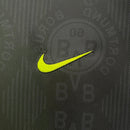 Logotipo da Nike em tecido do Borussia Dortmund Away 96/97 Retro, destacando o estilo único do clube.