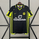 Camisa Borussia Dortmund Away 96/97 Retro em preto e amarelo, destacando o logo BVB e patrocínio.