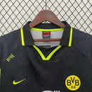 Camisa retro Borussia Dortmund Away 96/97, detalhes em preto e amarelo do time, gola polo e marca Nike.