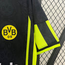 Camisa Borussia Dortmund Away 96/97 Retro, detalhe da manga amarela e logo BVB 09, estilo vintage.