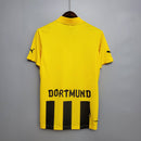 Camisa Borussia Dortmund Home 12/13 Retro, amarela com detalhes em preto e logo PUMA.