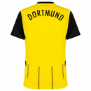 Camisa Borussia Dortmund 24/25 nas cores amarelo e preto, vista traseira com nome Dortmund em destaque.