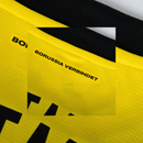 Detalhe da gola da camisa Borussia Dortmund 24/25 com a frase Borussia verbindet em destaque.