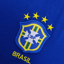Logo da Camisola Brasil Away 1998 Retro com escudo da CBF e estrelas, destacando a Camisola Brasil.