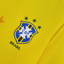 Camisola Brasil com escudo da CBF e estrelas, representando o orgulho da seleção brasileira.