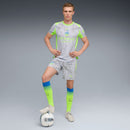 Camisa Manchester City 2025/26 III em modelo masculino com bola de futebol.