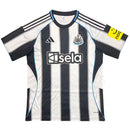 Camisola Principal Newcastle United 2025/26 Adidas com listas verticais pretas e brancas, detalhes em azul e inscrição “Howay the Lads” na nuca.