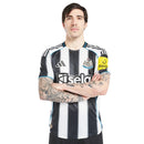 Camisola Principal Newcastle United 2025/26 Adidas com listas verticais pretas e brancas, detalhes em azul e inscrição “Howay the Lads” na nuca.