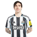 Camisola Principal Newcastle United 2025/26 Adidas com listas verticais pretas e brancas, detalhes em azul e inscrição “Howay the Lads” na nuca.