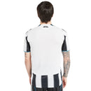 Camisola Principal Newcastle United 2025/26 Adidas com listas verticais pretas e brancas, detalhes em azul e inscrição “Howay the Lads” na nuca.
