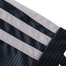 Detalhe das listras da camisola Real Madrid Away 2025/26, mostrando a qualidade do material.