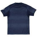 Camisola Real Madrid Away 2025/26 vista traseira, em azul escuro, com padrões listrados e detalhes modernos.