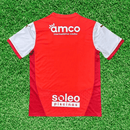 Camisola SC Braga home 24/25 Vermelho vista traseira com detalhes em branco e patrocínios.