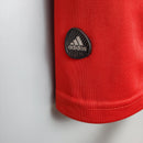 Logotipo Adidas na manga da camisa AC Milan Away 11/12 Retro Red Olympic, destacando a qualidade do material.