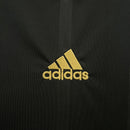 Logotipo da Adidas em dourado em uma camisola Alemanha Away 2010 Retro.
