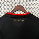 Camisola Alemanha Away 2010 Retro vista traseira com detalhe em vermelho e logotipo dourado.