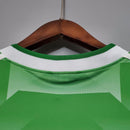 Camisola Alemanha Home 1988 Retro com design icônico da seleção alemã, vista do colarinho em verde.