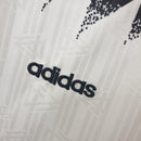 Detalhe da logo adidas em uma camisola Alemanha Home 1994 Retro, mostrando seu design icônico.