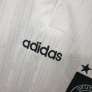 Detalhe da camisola Alemanha Home 1996 Retro da Adidas, mostrando logo e design icônico.