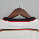 Camisola Alemanha Home 2014 Retro com detalhe 'DIE NATIONALMANNSCHAFT' na gola.