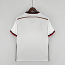 Camisola Alemanha Home 2014 Retro - Parte de trás da camisola de futebol com detalhes em preto e vermelho.