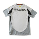 Camisola alternativa do SL Benfica 23/24 em cinzento, com detalhes em preto e amarelo, escudo em destaque e grafismos modernos no tecido.