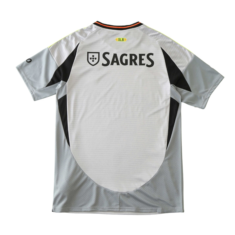 Camisola alternativa do SL Benfica 23/24 em cinzento, com detalhes em preto e amarelo, escudo em destaque e grafismos modernos no tecido.