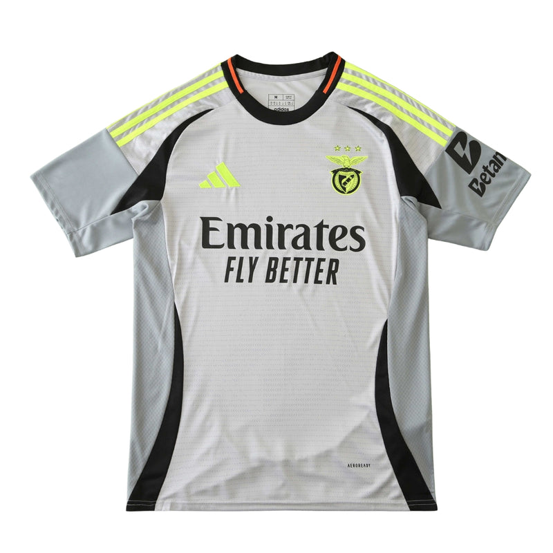 Camisola alternativa do SL Benfica 23/24 em cinzento, com detalhes em preto e amarelo, escudo em destaque e grafismos modernos no tecido.