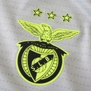 Camisola alternativa do SL Benfica 23/24 em cinzento, com detalhes em preto e amarelo, escudo em destaque e grafismos modernos no tecido.