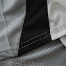 Camisola alternativa do SL Benfica 23/24 em cinzento, com detalhes em preto e amarelo, escudo em destaque e grafismos modernos no tecido.