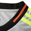 Camisola alternativa do SL Benfica 23/24 em cinzento, com detalhes em preto e amarelo, escudo em destaque e grafismos modernos no tecido.