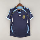 Camisola Argentina Away 06/07 Retro apresenta design icônico com detalhes em azul e amarelo, perfeita para fãs de futebol.
