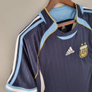 Camisola Argentina Away 06/07 Retro com detalhes em azul, branco e amarelo da Adidas, ideal para colecionadores.
