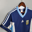 Camisola Argentina Away 98/99 Retro com detalhes em azul e branco, ideal para colecionadores e fãs de futebol.