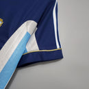 Camisola Argentina Away 98/99 Retro com detalhes em azul e prata, destacando o design clássico do futebol.