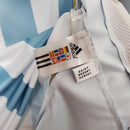 Camisola Argentina Home 06/07 Retro com etiqueta Adidas e detalhes do design icônico.