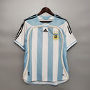 Camisola Argentina Home 06/07 Retro, a peça icónica da seleção argentina de futebol, disponível na Olympic Store.