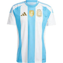 Camisola Argentina home 24/25 Azul com detalhes em azul e branco, logo da Adidas e símbolos da seleção.