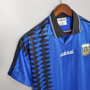 Camisola Argentina Home 94/95 Retro com design azul e preto, mostra o estilo clássico do futebol internacional.