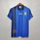 Camisola Argentina Home 94/95 Retro em azul com detalhes em preto, destacando o emblema da seleção argentina.
