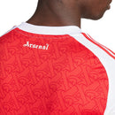 Camisola Arsenal Home 2025/26 com detalhe do nome Arsenal na parte de trás, mostrando seu design moderno e tradicional.