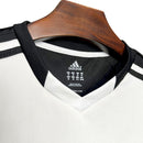 Camisola retro reserva Benfica 2013/14 branca, com detalhes em preto e vermelho, inspirada na época histórica da Tríplice Coroa. Modelo adidas clássico e oficial.