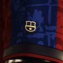 Lendas do Barcelona "La Pulga 10" 24/25 detalhe do emblema em boné na cor azul e vermelho.
