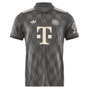 Camisa polo oficial Bayern München para Oktoberfest 24/25, com detalhes em cinza e logotipo da Adidas.