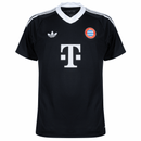 Camiseta de treino Bayern München 24/25, uniforme preto com logo e detalhes brancos, estilo Adidas.
