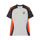 Camisola Benfica Aquecimento 24/25, camiseta oficial com detalhes em cinza e laranja, logo do clube na parte frontal.