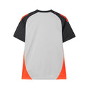 Camisola Benfica Aquecimento 24/25, vista traseira em cinza e laranja, ideal para torcedores do Benfica.
