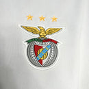 Emblema da Camisola Benfica Away 2013/14 Retro com águia e estrelas douradas.