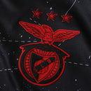 Camisola Benfica com logotipo em vermelho e três estrelas no design, parte da coleção 2024/25.